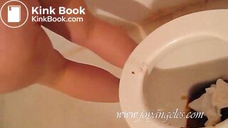 Blonde fills the toilet with a huge poop