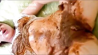 Girl try to shit on her mouth and masturbating fast to orgasm