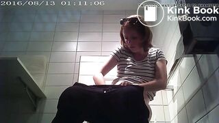 gravid trycker på bajset