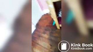 Elle chie puis lèche son étron - ThisVidcom