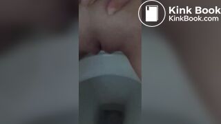 Elle chie puis lèche son étron - ThisVidcom
