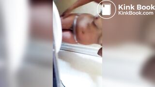 Elle chie puis lèche son étron - ThisVidcom