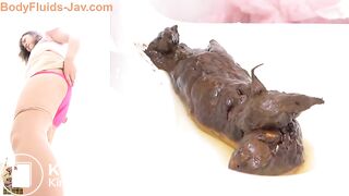 Saki releasing her dump!