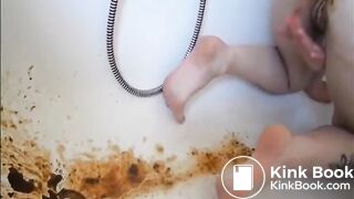Girl is fingering asshole_and shitting diarrhea