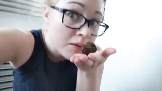 Young blonde's constipated poop