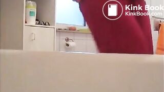 Brunette babe shitting in the bathtub