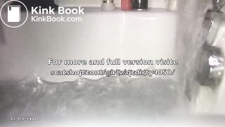Elle shit dans son bain que je relaxe dedans