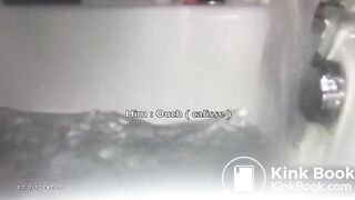 Elle shit dans son bain que je relaxe dedans