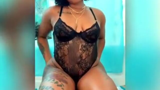 Beautiful ebony girl poops