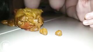 Chink Slave Jua sammelt Scheiße auf mit Ihrer Zunge