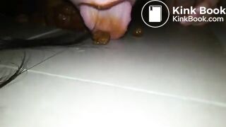 Chink Slave Jua sammelt Scheiße auf mit Ihrer Zunge