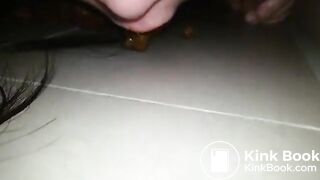 Chink Slave Jua sammelt Scheiße auf mit Ihrer Zunge