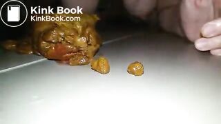 Chink Slave Jua sammelt Scheiße auf mit Ihrer Zunge