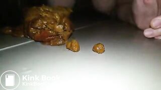 Chink Slave Jua sammelt Scheiße auf mit Ihrer Zunge