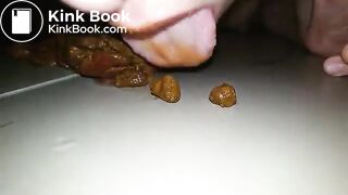 Chink Slave Jua sammelt Scheiße auf mit Ihrer Zunge