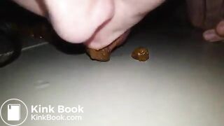 Chink Slave Jua sammelt Scheiße auf mit Ihrer Zunge