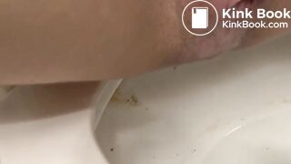 Elle se filme en allant faire caca sur le pot
