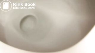 Elle se filme en allant faire caca sur le pot