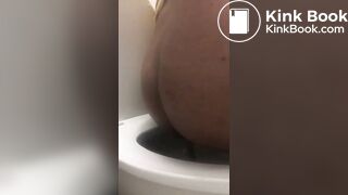 My girlfriend shits for me and sends me the videos compilation