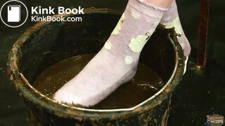 Milena Shaking orgasms in the dung