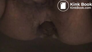 Un bon gros caca tout dur et bien parfumé lui sort de l'anus après avoir pissé