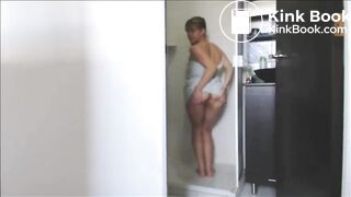 Bonde shitting standing in the shower