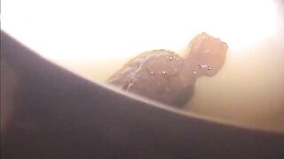 Un beau gros caca tout dur lui sort du cul, sa chatte est trempée