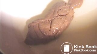 Un beau gros caca tout dur lui sort du cul, sa chatte est trempée