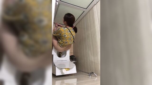 Vietnamese toilet spycam