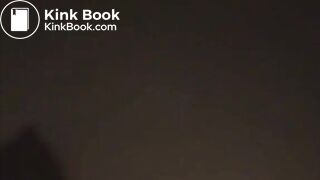 Assise sur le pot, elle filme son cul qui se soulage