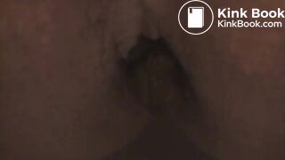 Assise sur le pot, elle filme son cul qui se soulage