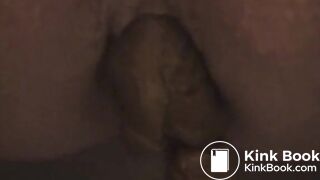 Assise sur le pot, elle filme son cul qui se soulage