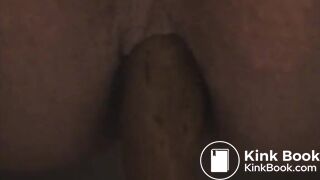 Assise sur le pot, elle filme son cul qui se soulage