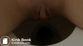 Ma nana sur le pot se filme pendant qu'elle fait caca