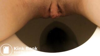 Ma nana sur le pot se filme pendant qu'elle fait caca