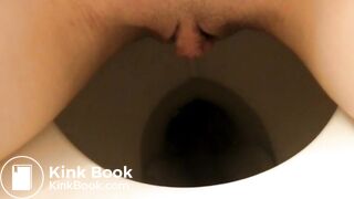 Ma nana sur le pot se filme pendant qu'elle fait caca