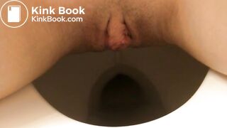 Ma nana sur le pot se filme pendant qu'elle fait caca