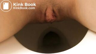 Ma nana sur le pot se filme pendant qu'elle fait caca