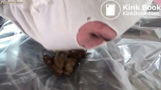 Lila - Scat on the bed