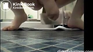 Mature bbw shitting in a plastic box