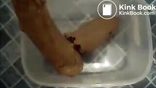 Mature bbw shitting in a plastic box