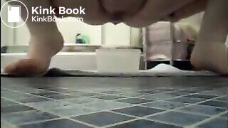 Mature bbw shitting in a plastic box