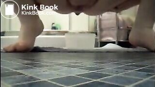 Mature bbw shitting in a plastic box