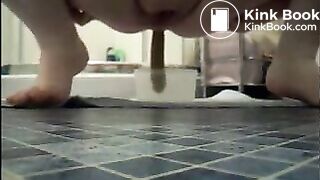 Mature bbw shitting in a plastic box