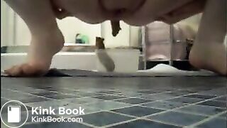 Mature bbw shitting in a plastic box