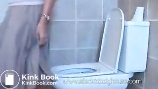 Hot babe shits on her bath tub