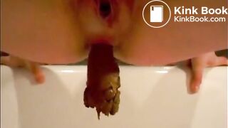 Girl piss and shit in the bathtub