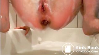 Milf is taking a bath shitting and pissing