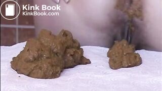 Babe shitting a big load of diarrhea on the table