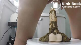 Shitting while anal fucking dildo